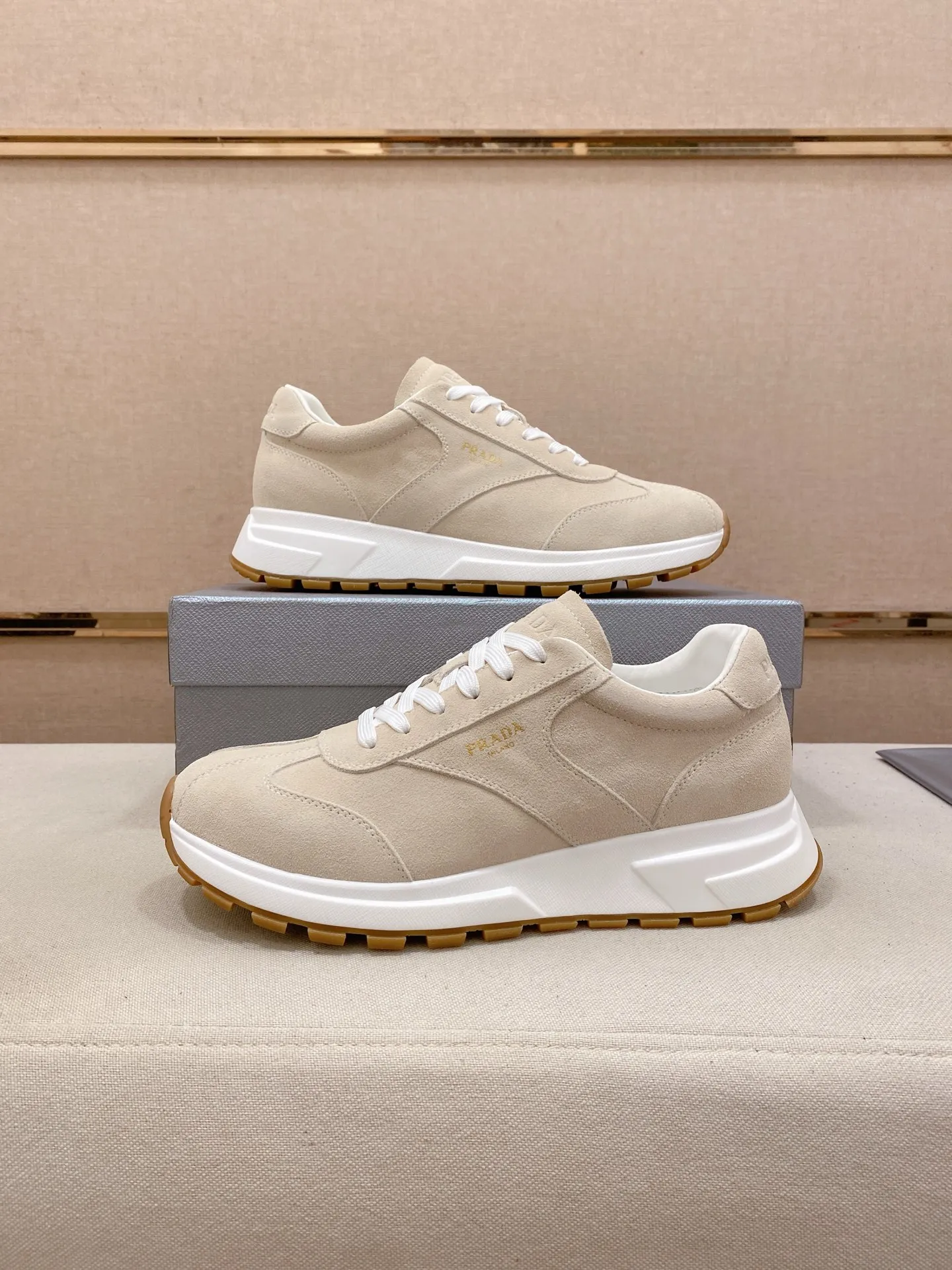 Men's shoes 💰 580💰 ✔️✔️✔️High version High-quality new PRADA counters are launched simultaneously. The new men's shoes and 😘fabric are selected suede cowhide and are made by pure handicrafts. Lining: Full cowhide lining. 👍🏿 High-end ☄️ air-cushion molded anti-slip rubber outsole, exquisite lines, simple and elegant, comfortable and high-end for leisure travel. Code number: 38 to 44